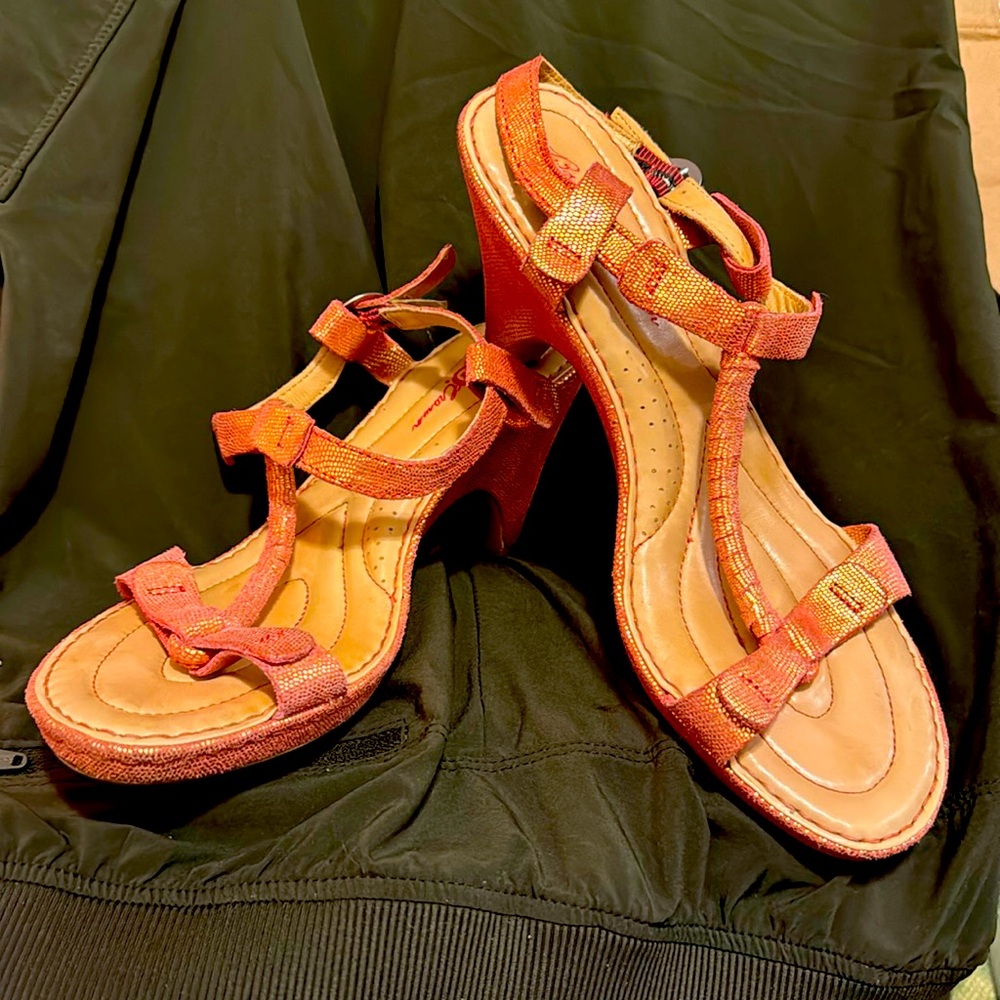 Born crown salmon pink with gold sparkles sandals